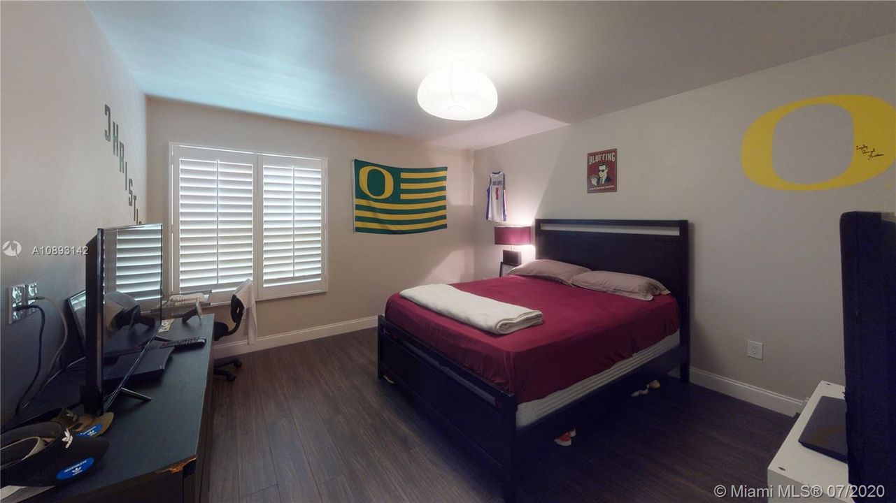 Vendido Recientemente: $1,000,000 (4 camas, 2 baños, 3041 Pies cuadrados)