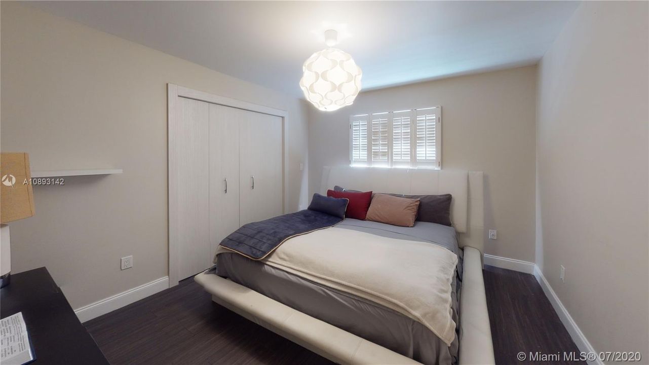 Vendido Recientemente: $1,000,000 (4 camas, 2 baños, 3041 Pies cuadrados)