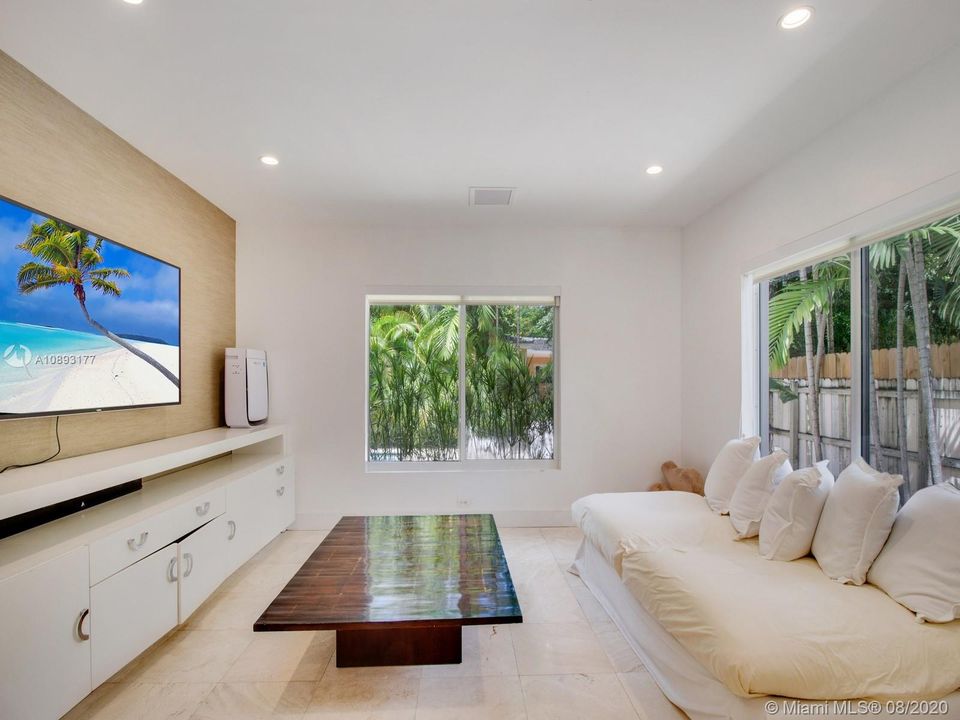 Vendido Recientemente: $1,320,000 (3 camas, 4 baños, 2399 Pies cuadrados)