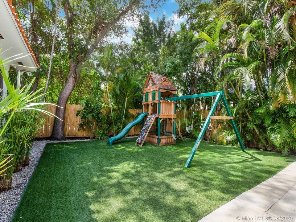 Vendido Recientemente: $1,320,000 (3 camas, 4 baños, 2399 Pies cuadrados)