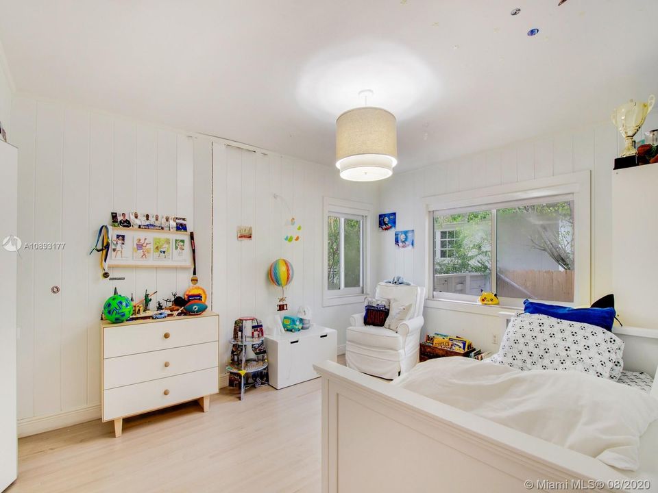 Vendido Recientemente: $1,320,000 (3 camas, 4 baños, 2399 Pies cuadrados)
