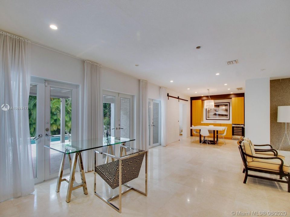 Vendido Recientemente: $1,320,000 (3 camas, 4 baños, 2399 Pies cuadrados)