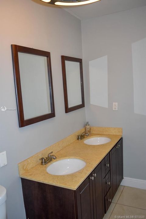 DOUBLE SINKS IN THE MASTER!