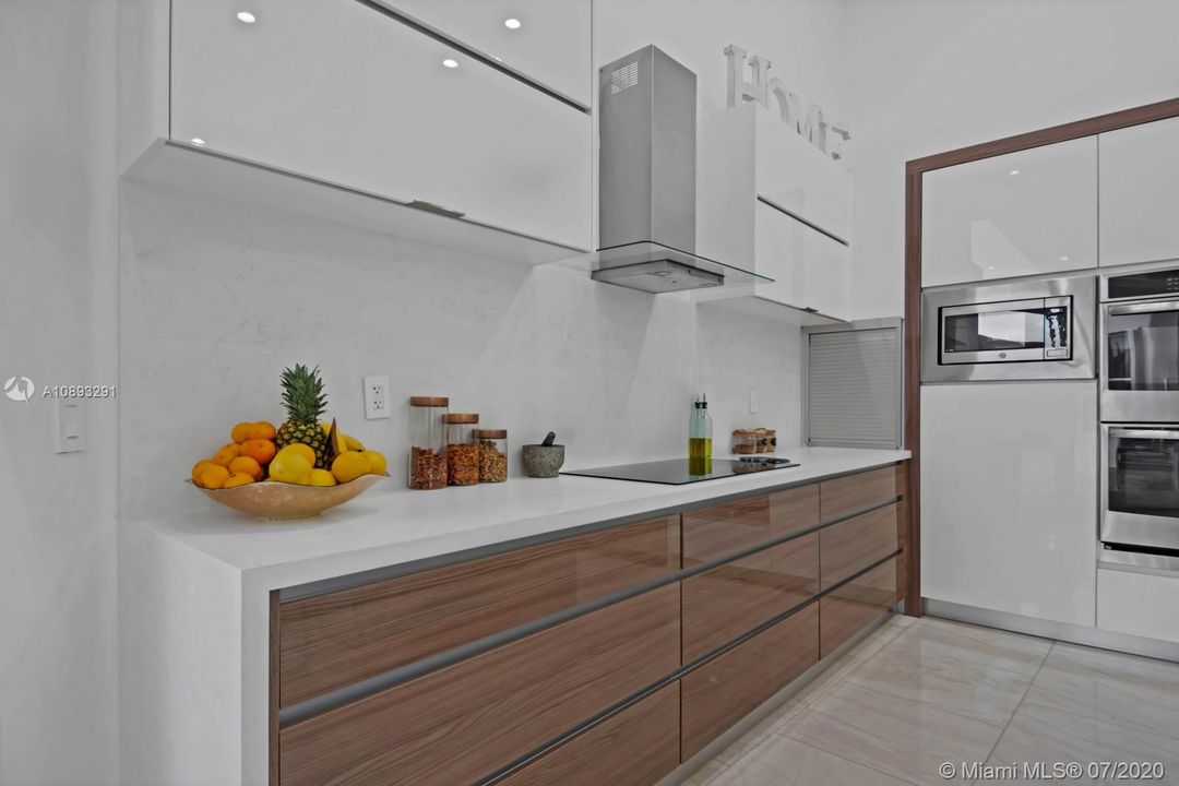 Recently Rented: $18,000 (6 beds, 4 baths, 4648 Square Feet)