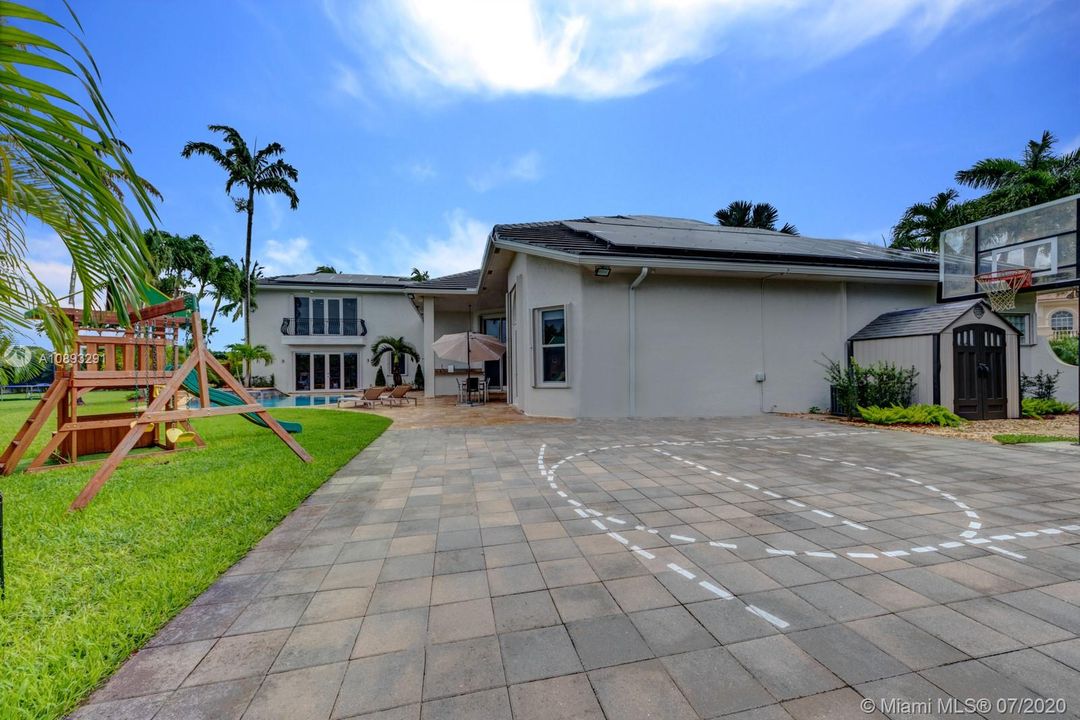 Recently Rented: $18,000 (6 beds, 4 baths, 4648 Square Feet)