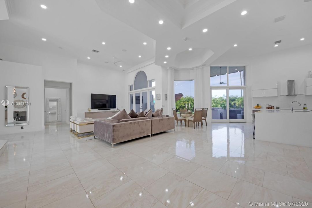 Recently Rented: $18,000 (6 beds, 4 baths, 4648 Square Feet)