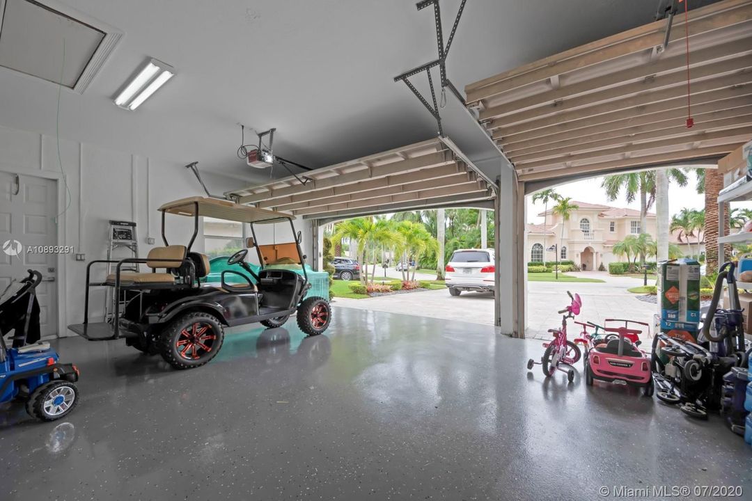 Recently Rented: $18,000 (6 beds, 4 baths, 4648 Square Feet)