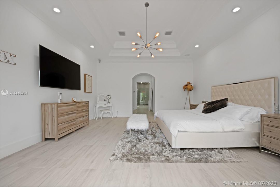 Recently Rented: $18,000 (6 beds, 4 baths, 4648 Square Feet)