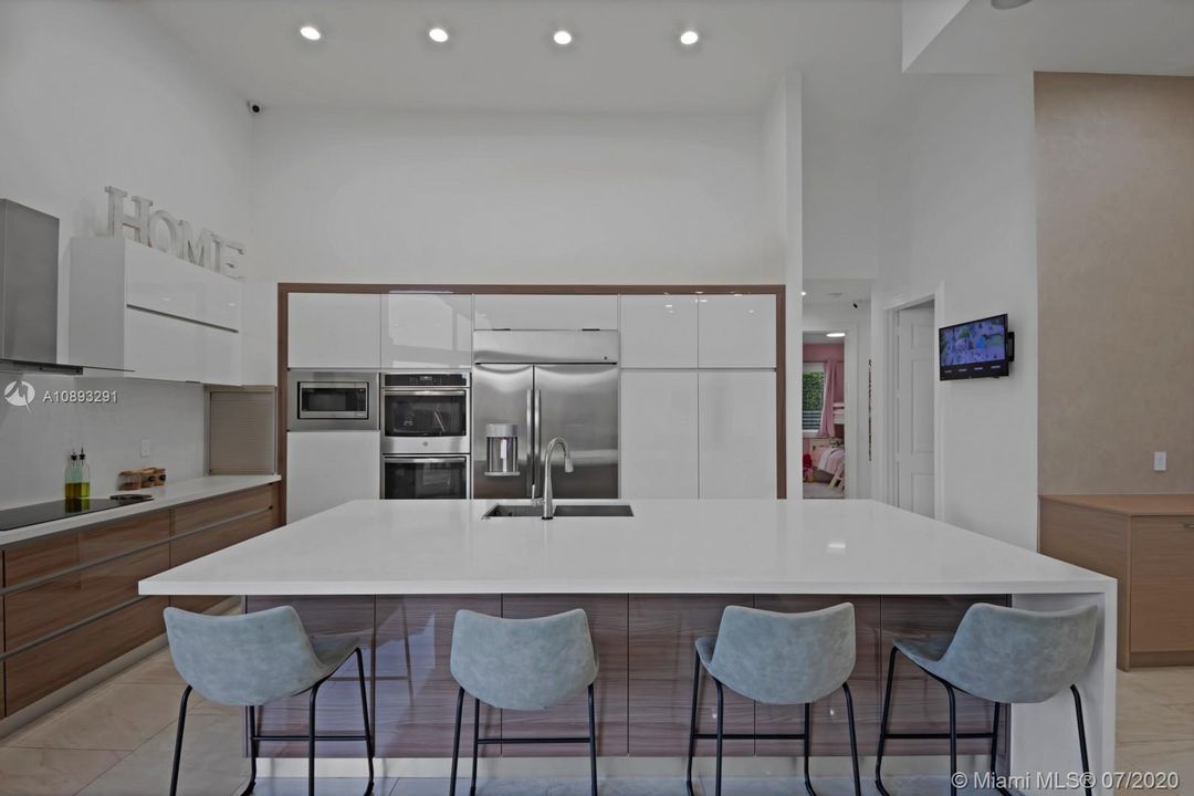 Recently Rented: $18,000 (6 beds, 4 baths, 4648 Square Feet)