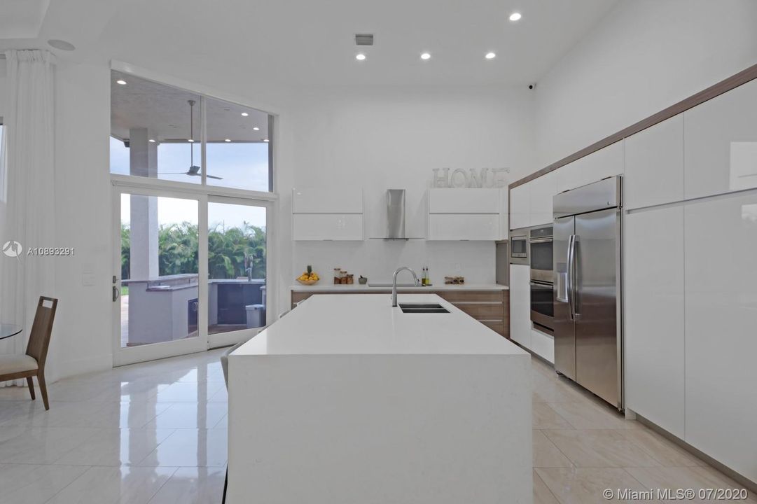 Recently Rented: $18,000 (6 beds, 4 baths, 4648 Square Feet)