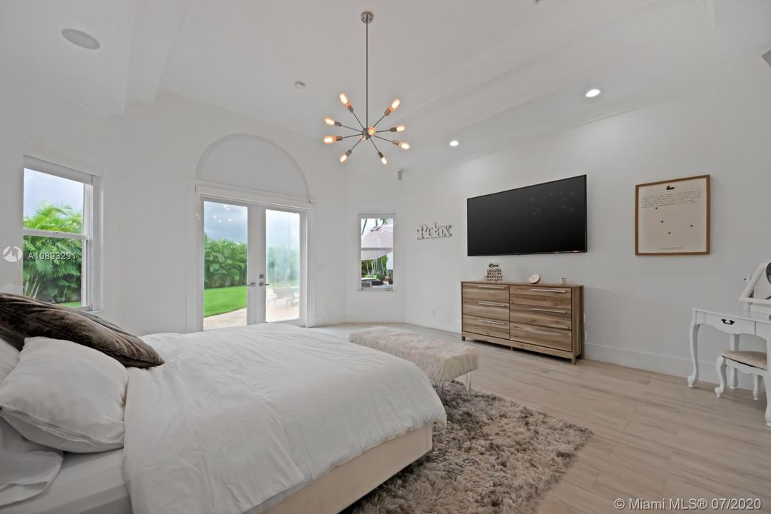 Recently Rented: $18,000 (6 beds, 4 baths, 4648 Square Feet)