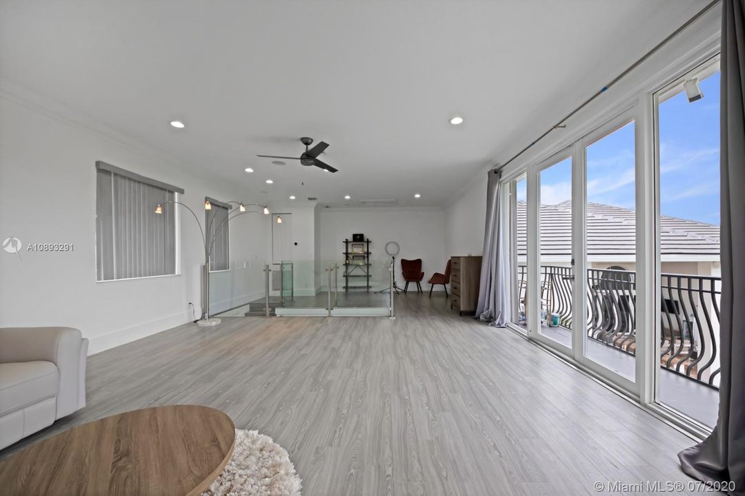 Recently Rented: $18,000 (6 beds, 4 baths, 4648 Square Feet)