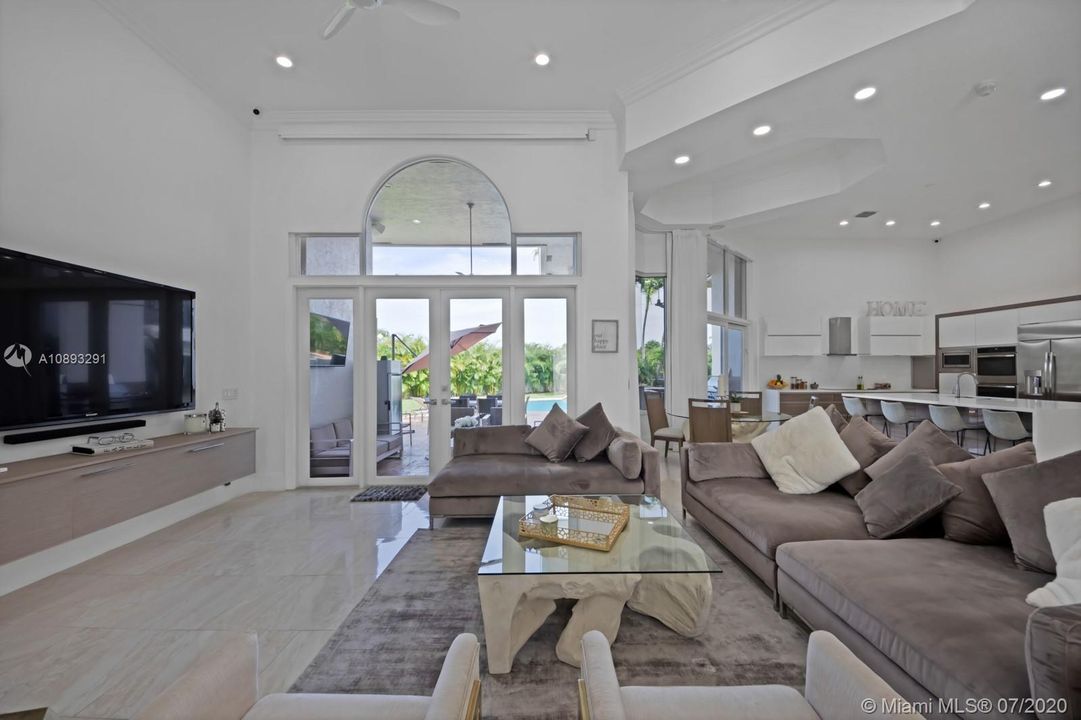 Recently Rented: $18,000 (6 beds, 4 baths, 4648 Square Feet)