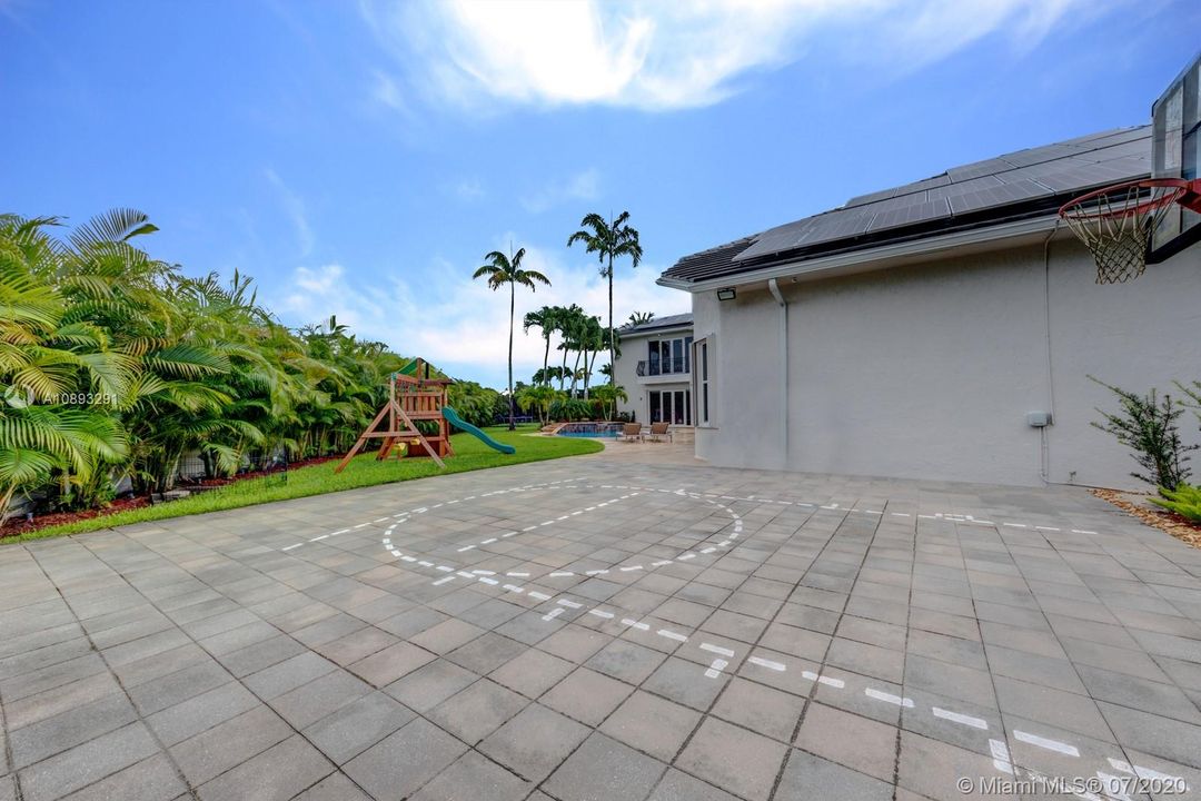 Recently Rented: $18,000 (6 beds, 4 baths, 4648 Square Feet)