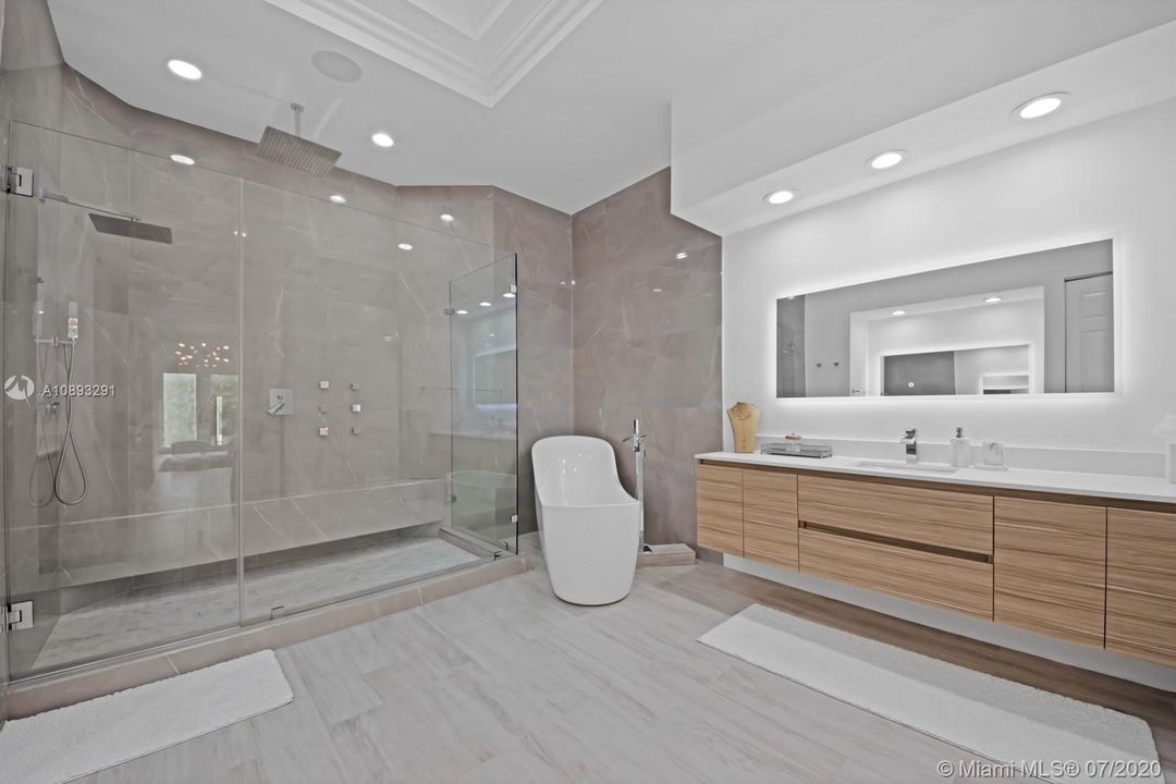 Recently Rented: $18,000 (6 beds, 4 baths, 4648 Square Feet)