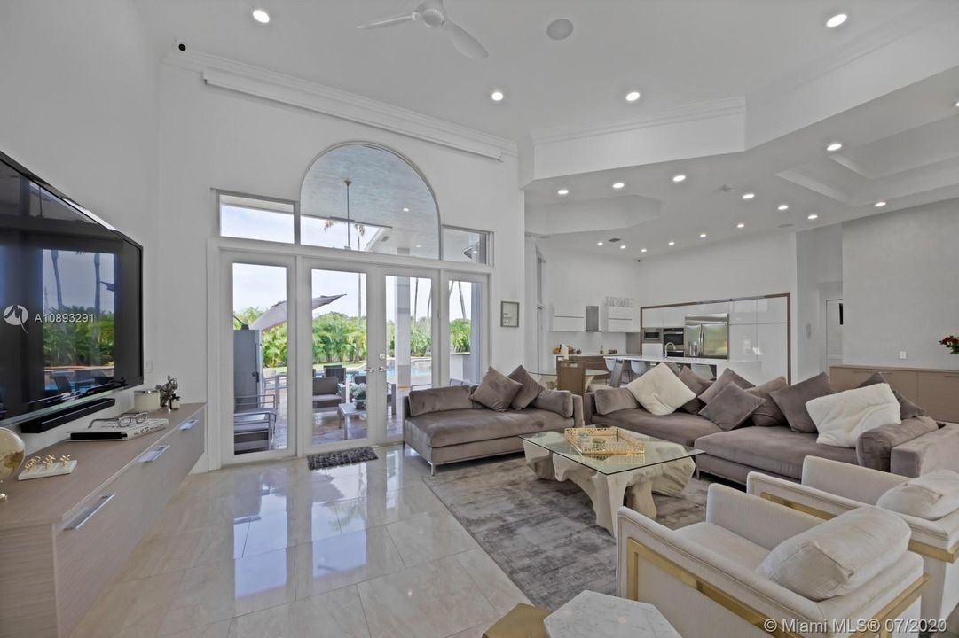 Recently Rented: $18,000 (6 beds, 4 baths, 4648 Square Feet)