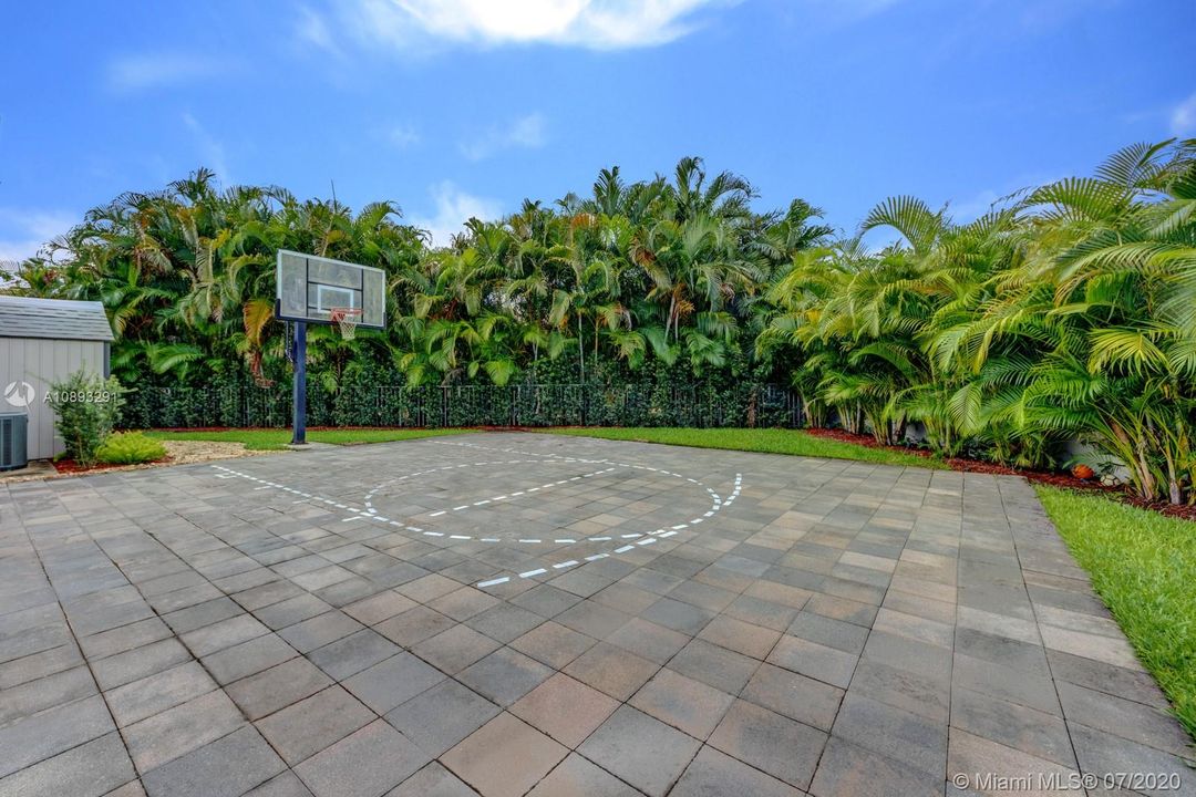 Recently Rented: $18,000 (6 beds, 4 baths, 4648 Square Feet)