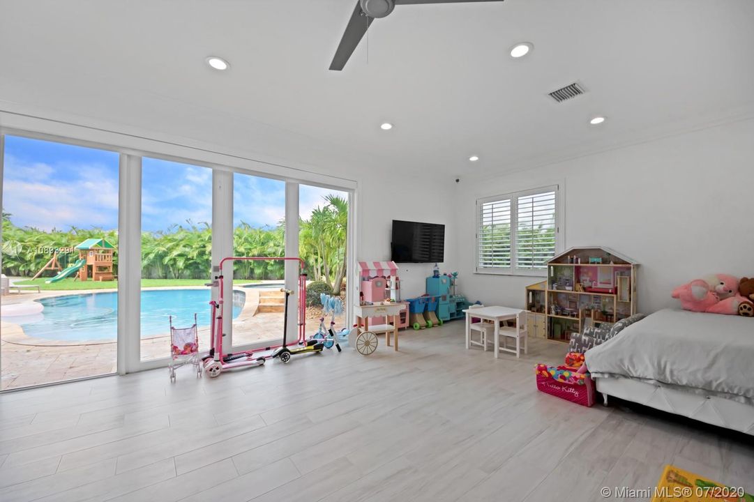 Recently Rented: $18,000 (6 beds, 4 baths, 4648 Square Feet)