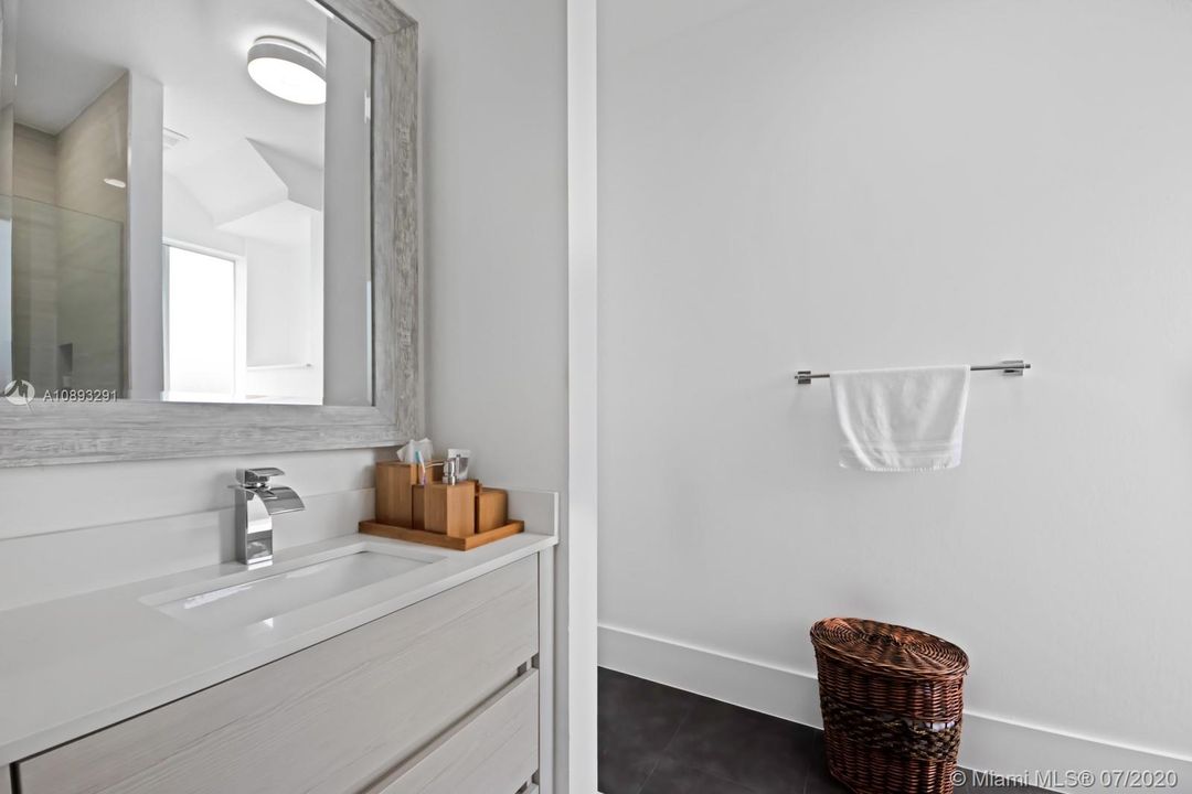 Recently Rented: $18,000 (6 beds, 4 baths, 4648 Square Feet)