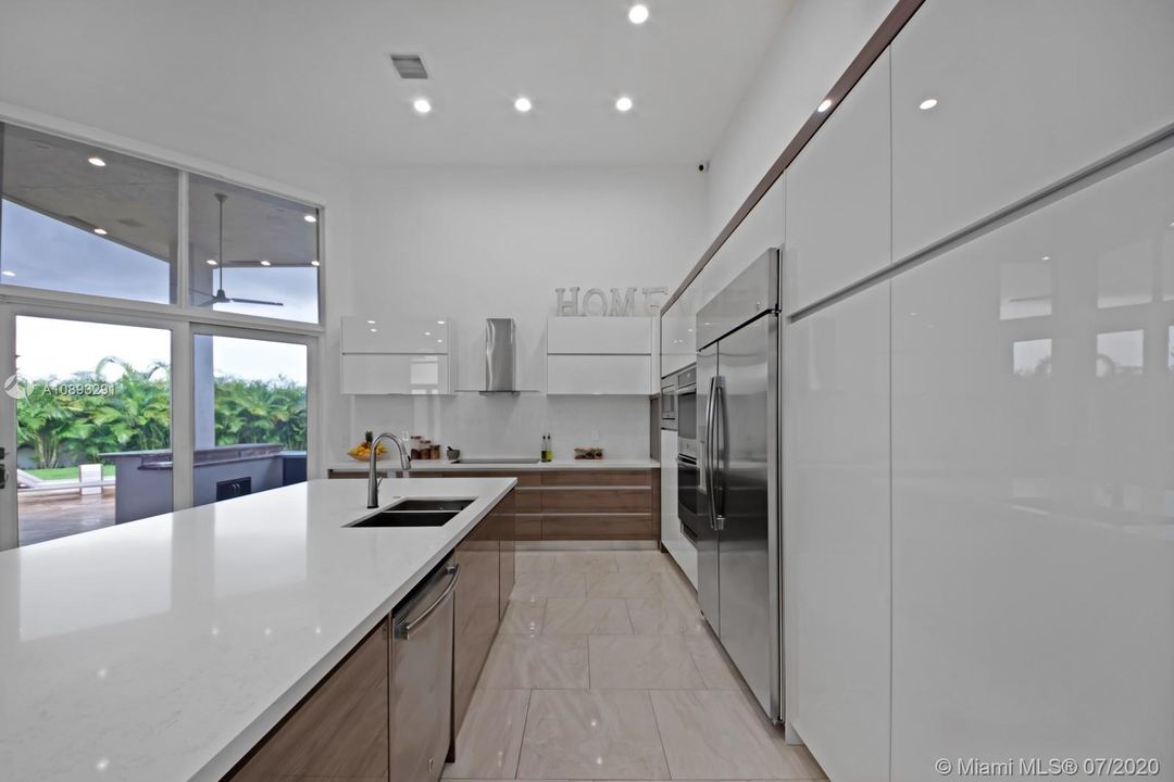 Recently Rented: $18,000 (6 beds, 4 baths, 4648 Square Feet)