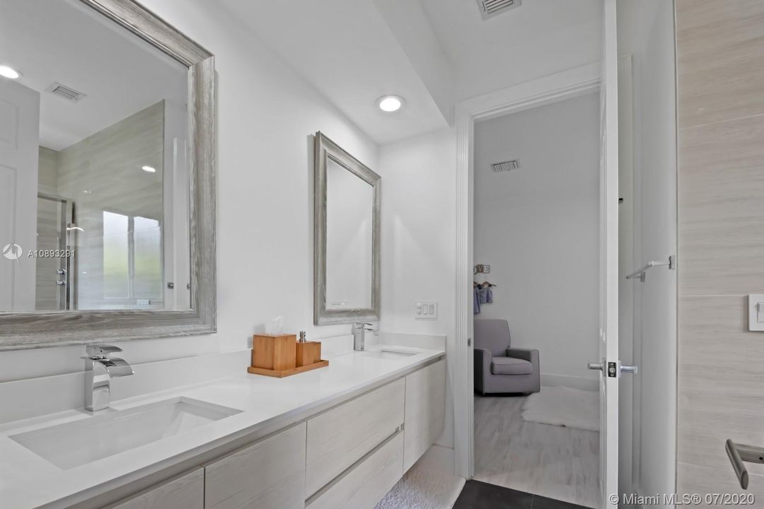 Recently Rented: $18,000 (6 beds, 4 baths, 4648 Square Feet)