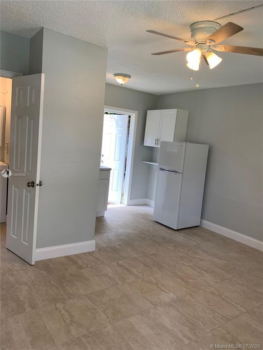 Exit to back patio area - 2805 NE 6 Lane Wilton Manors - Walking distance from Drive