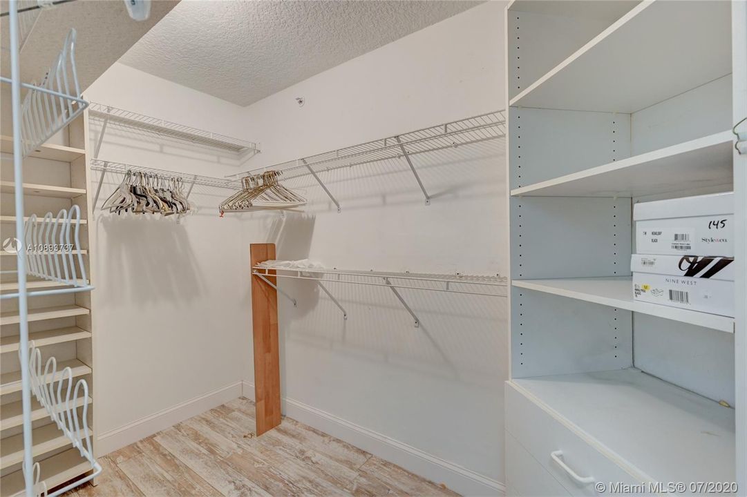 Недавно продано: $199,000 (2 спален, 2 ванн, 1500 Квадратных фут)