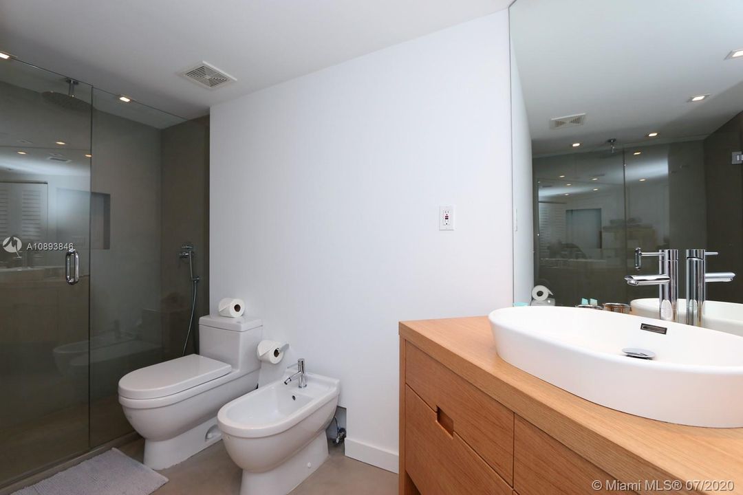 Recientemente alquilado: $3,450 (1 camas, 2 baños, 1270 Pies cuadrados)