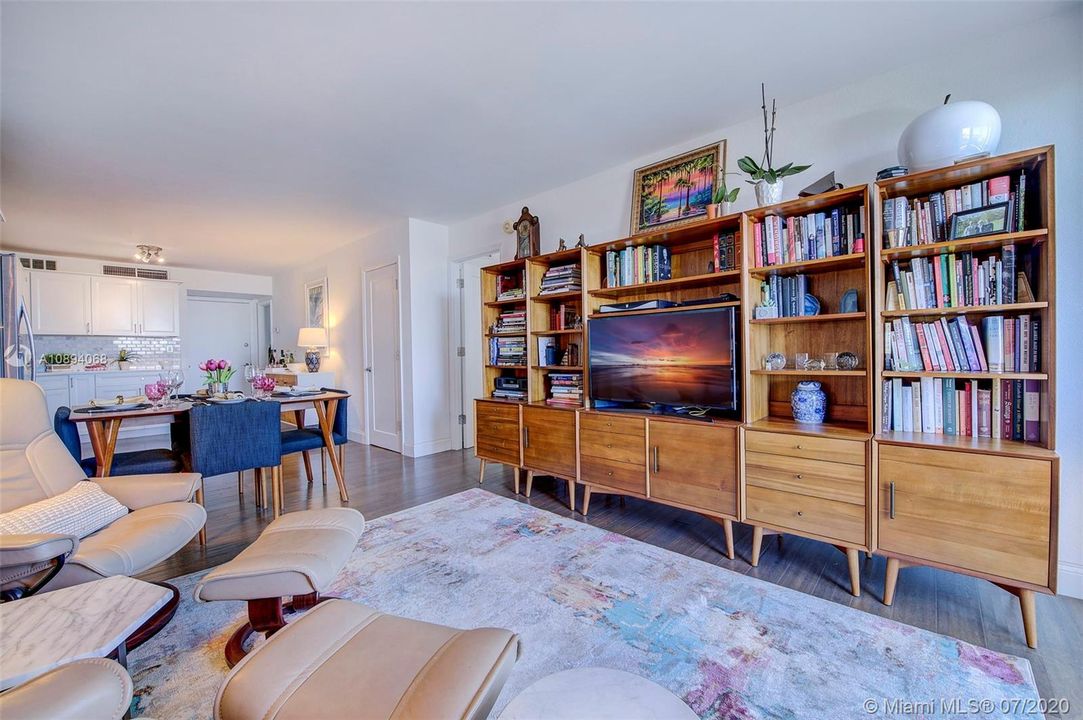 Recently Sold: $347,000 (2 beds, 2 baths, 1006 Square Feet)