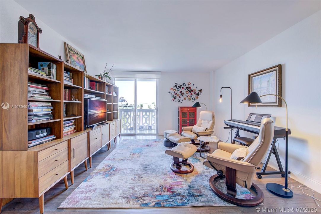 Recently Sold: $347,000 (2 beds, 2 baths, 1006 Square Feet)