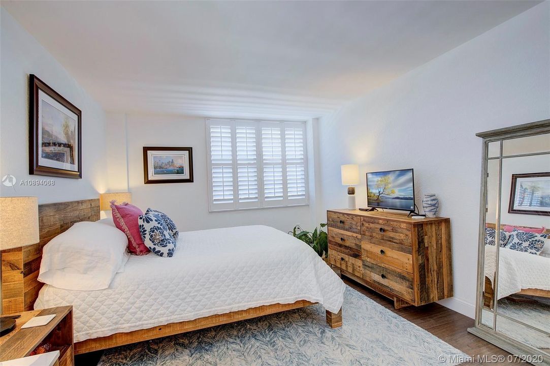 Recently Sold: $347,000 (2 beds, 2 baths, 1006 Square Feet)