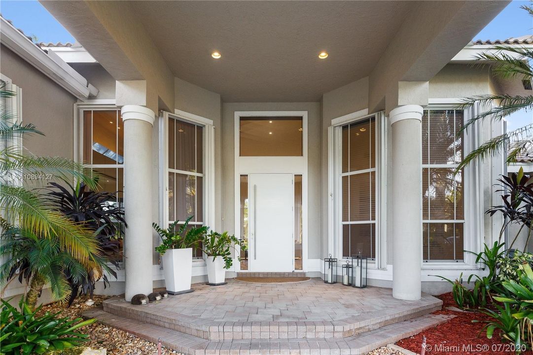 Vendido Recientemente: $2,150,000 (5 camas, 6 baños, 4733 Pies cuadrados)