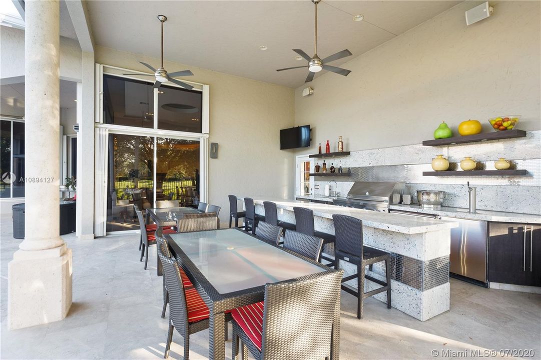 Vendido Recientemente: $2,150,000 (5 camas, 6 baños, 4733 Pies cuadrados)