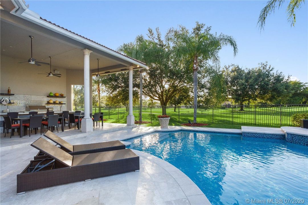 Vendido Recientemente: $2,150,000 (5 camas, 6 baños, 4733 Pies cuadrados)