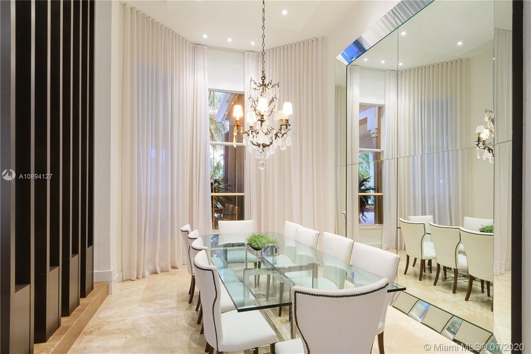 Vendido Recientemente: $2,150,000 (5 camas, 6 baños, 4733 Pies cuadrados)