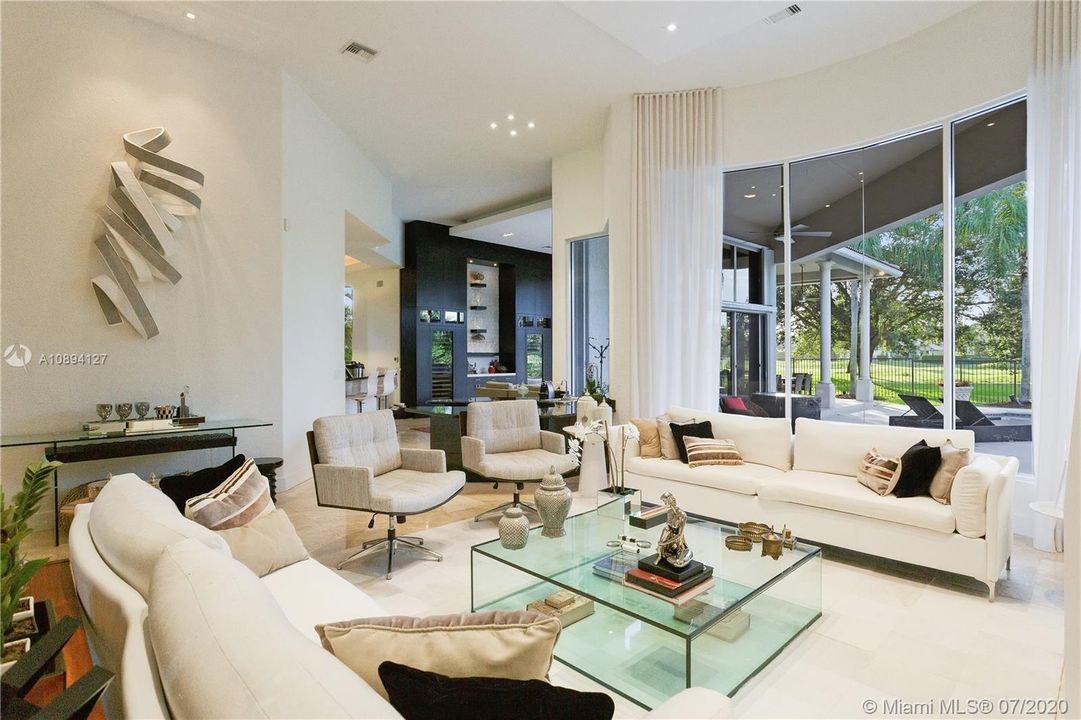 Vendido Recientemente: $2,150,000 (5 camas, 6 baños, 4733 Pies cuadrados)