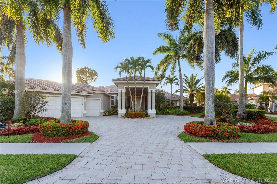 Vendido Recientemente: $2,150,000 (5 camas, 6 baños, 4733 Pies cuadrados)