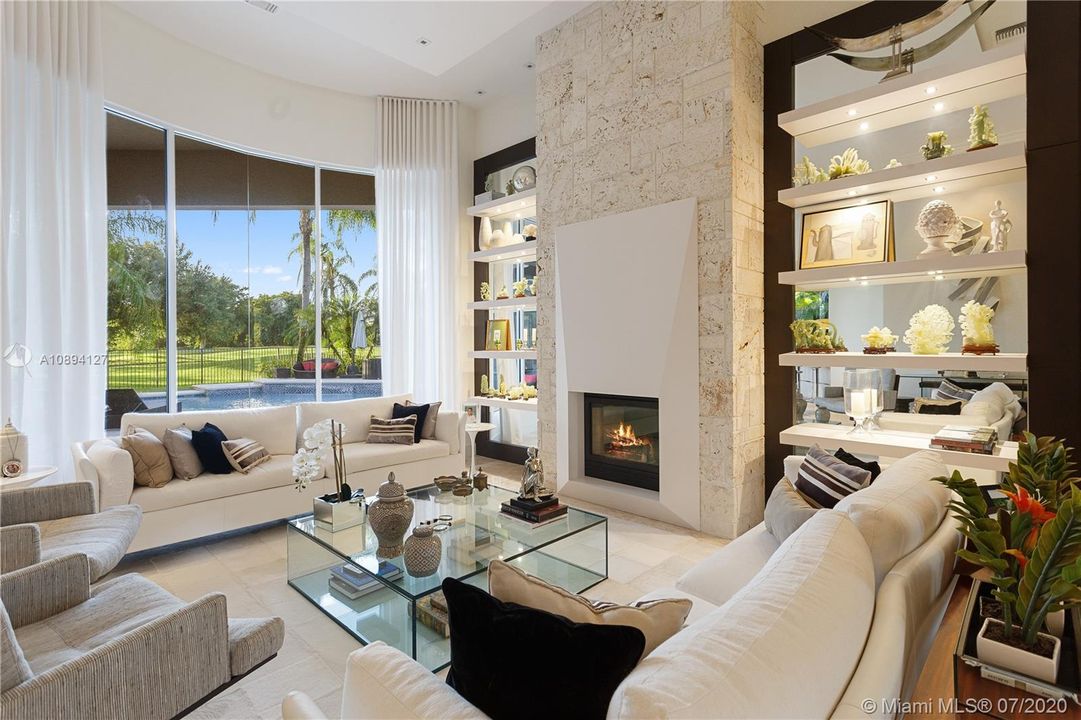 Vendido Recientemente: $2,150,000 (5 camas, 6 baños, 4733 Pies cuadrados)