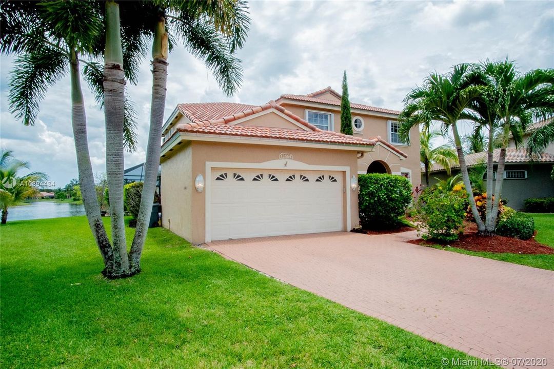 Vendido Recientemente: $579,900 (5 camas, 2 baños, 2890 Pies cuadrados)