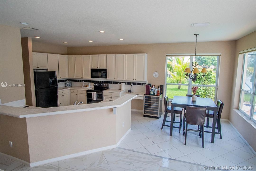 Vendido Recientemente: $579,900 (5 camas, 2 baños, 2890 Pies cuadrados)