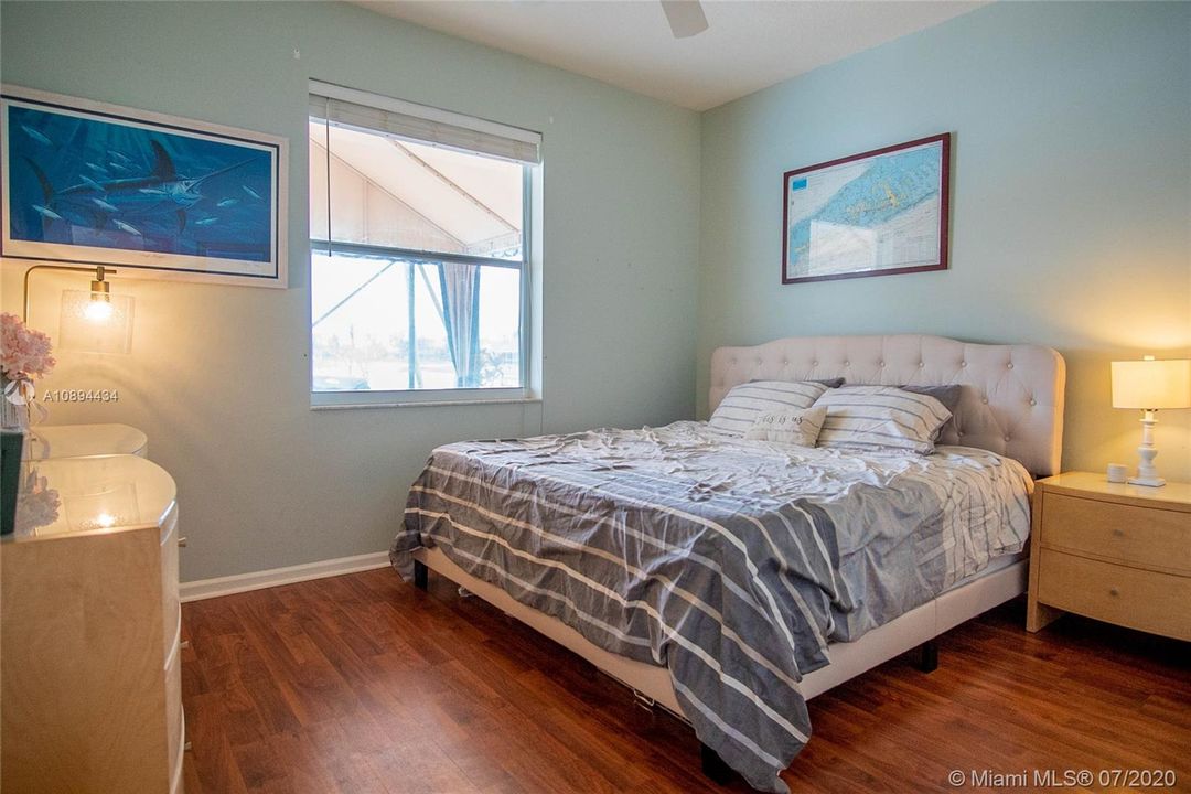Vendido Recientemente: $579,900 (5 camas, 2 baños, 2890 Pies cuadrados)