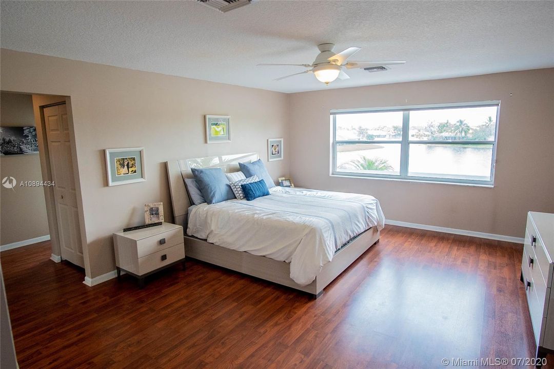 Vendido Recientemente: $579,900 (5 camas, 2 baños, 2890 Pies cuadrados)