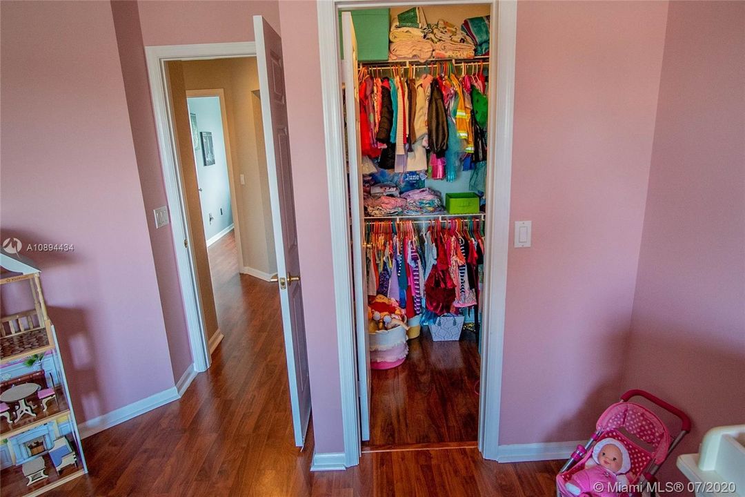 Vendido Recientemente: $579,900 (5 camas, 2 baños, 2890 Pies cuadrados)