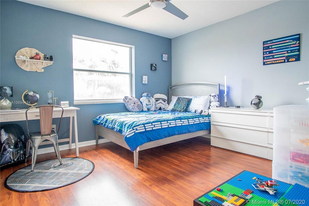 Vendido Recientemente: $579,900 (5 camas, 2 baños, 2890 Pies cuadrados)