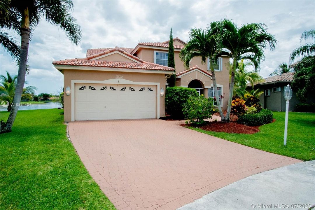 Vendido Recientemente: $579,900 (5 camas, 2 baños, 2890 Pies cuadrados)