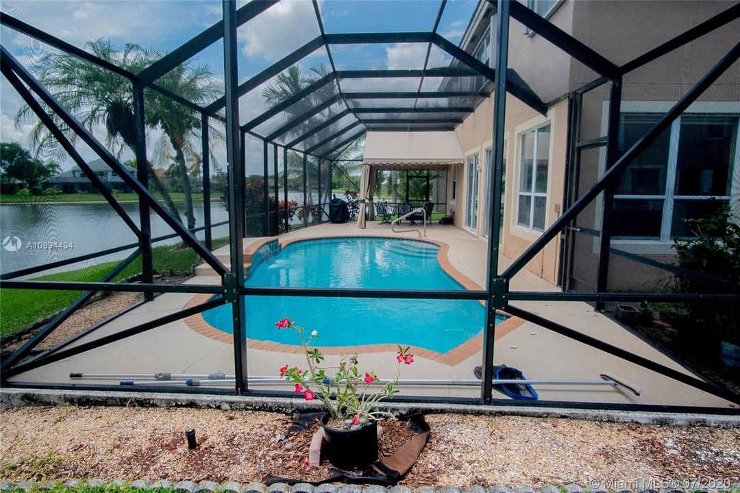 Vendido Recientemente: $579,900 (5 camas, 2 baños, 2890 Pies cuadrados)