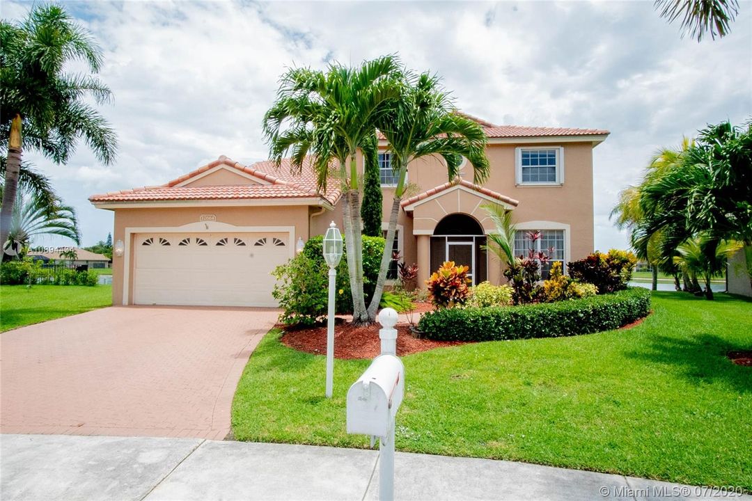 Vendido Recientemente: $579,900 (5 camas, 2 baños, 2890 Pies cuadrados)