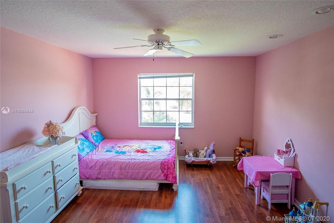 Vendido Recientemente: $579,900 (5 camas, 2 baños, 2890 Pies cuadrados)