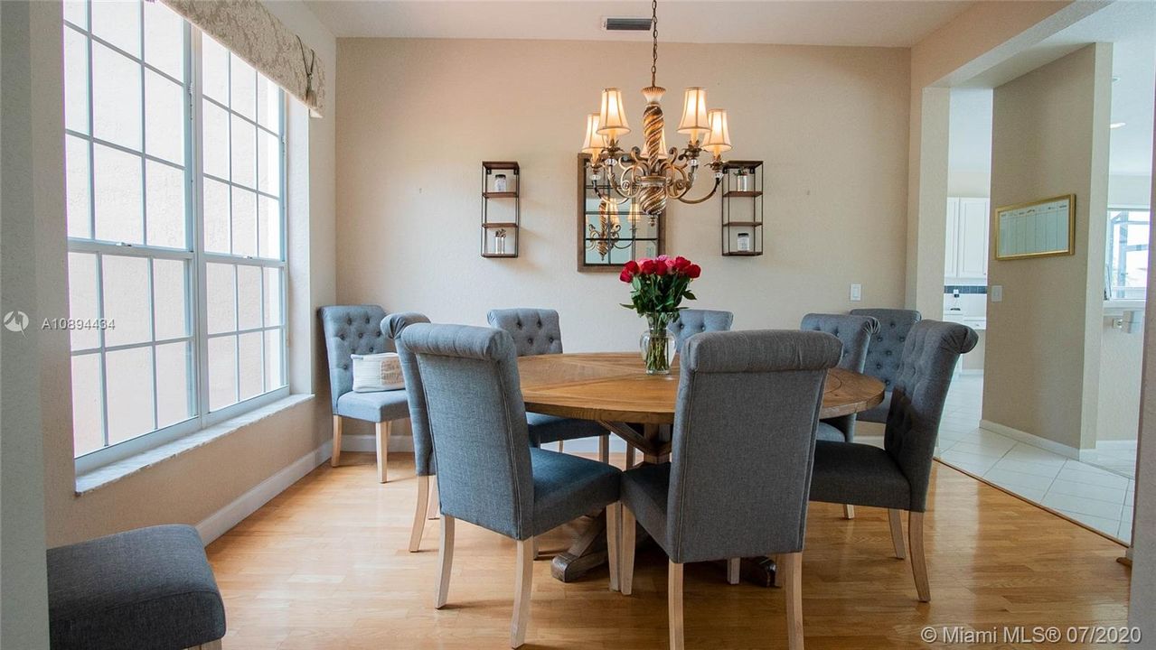 Vendido Recientemente: $579,900 (5 camas, 2 baños, 2890 Pies cuadrados)