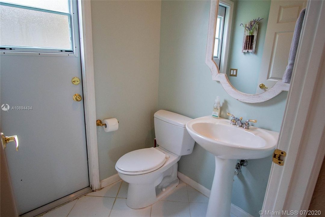 Vendido Recientemente: $579,900 (5 camas, 2 baños, 2890 Pies cuadrados)